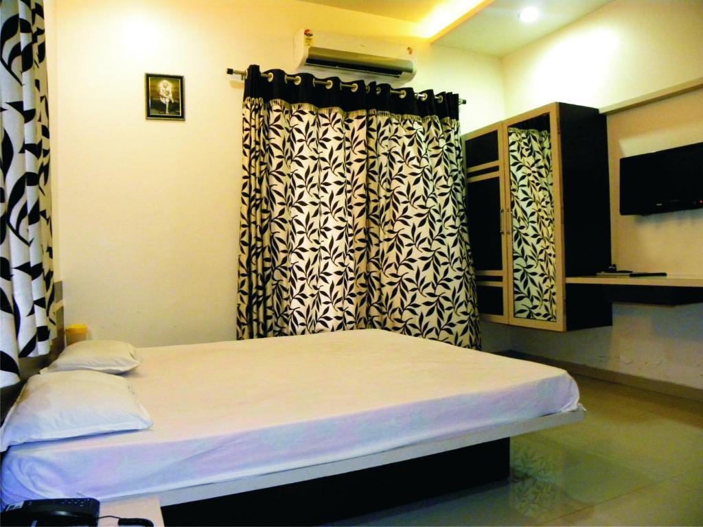 Hotel Shradha Saburi Palace Širdi Pokoj fotografie