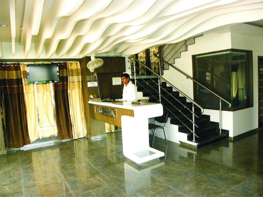 Hotel Shradha Saburi Palace Širdi Exteriér fotografie